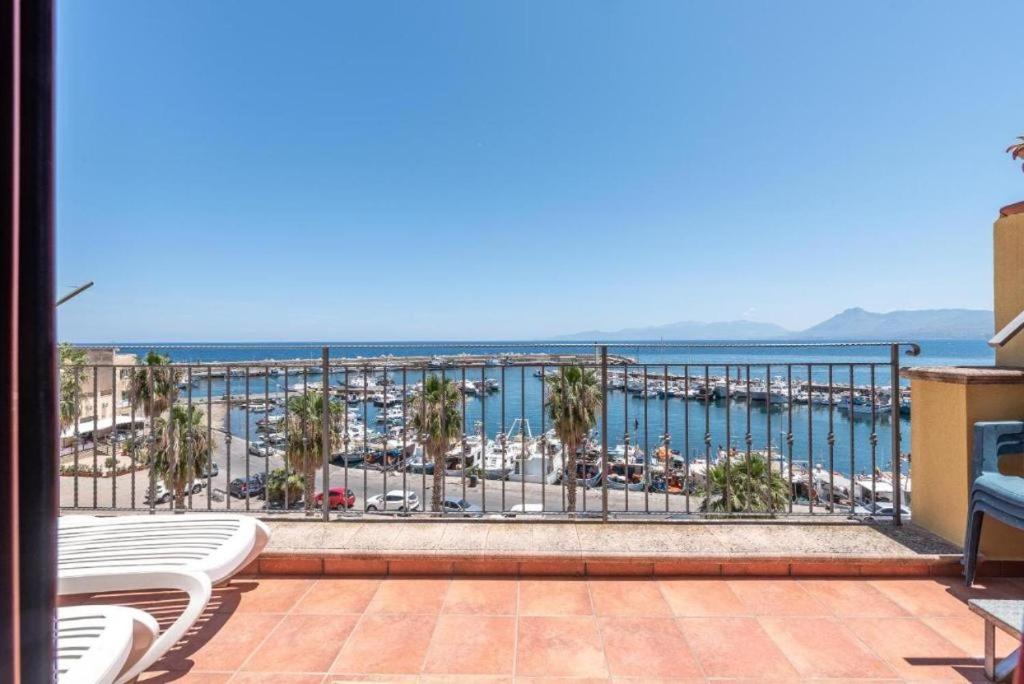 サンタ・フラーヴィアにあるStenopus Greco Casa per AFFITTI TURISTICIの海の景色を望むバルコニー
