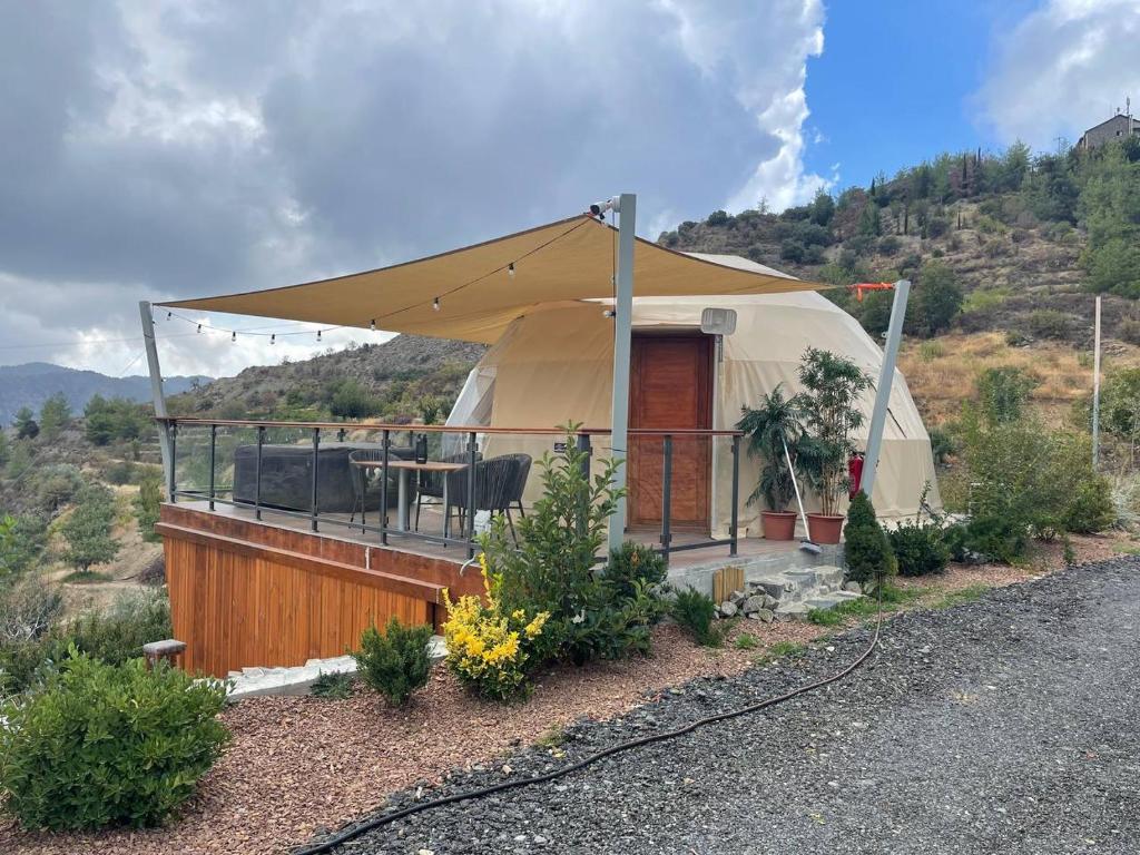 Nespecifikovaný výhled na hory nebo výhled na hory při pohledu z luxury tent