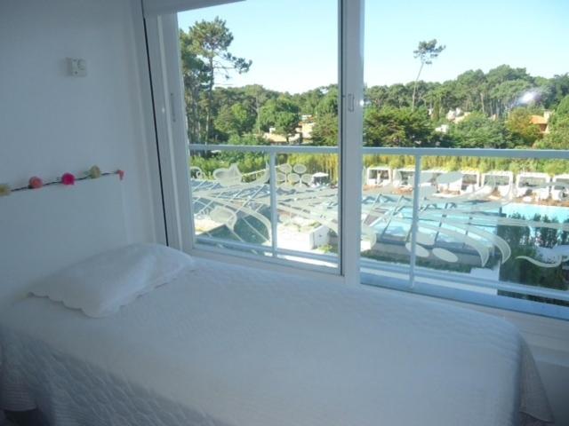 1 dormitorio con ventana grande con vistas al puerto deportivo en Yoo Deluxe Apartamento, en Punta del Este