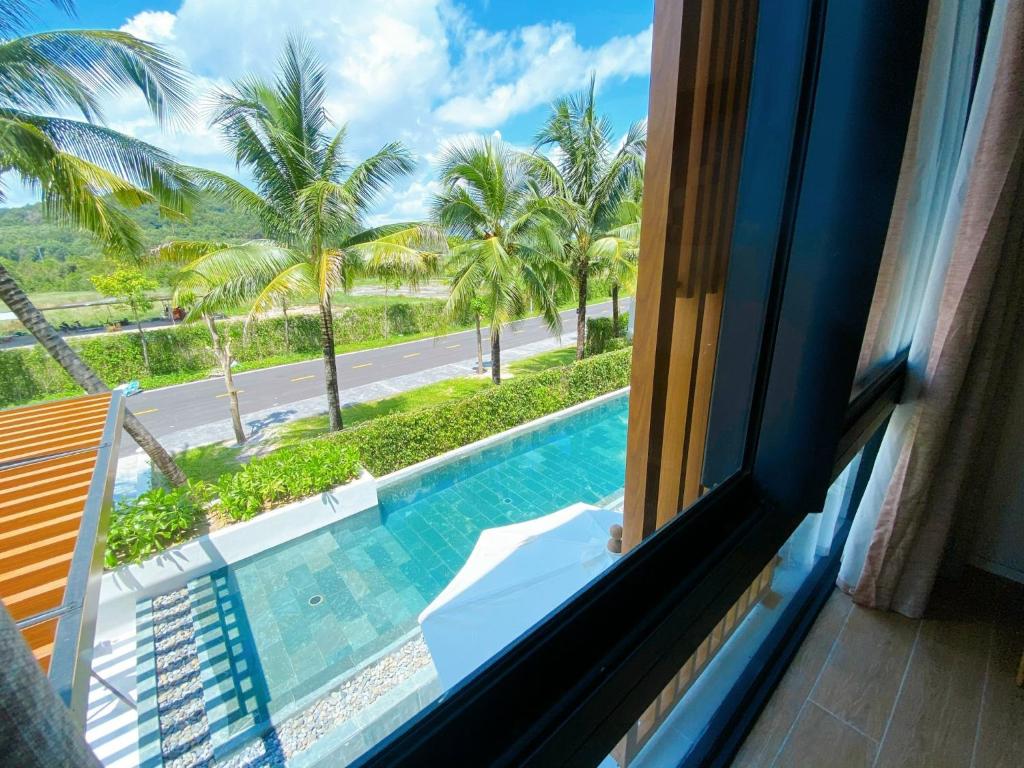 Bazén v ubytování Phoenix Pool Villa Phu Quoc nebo v jeho okolí