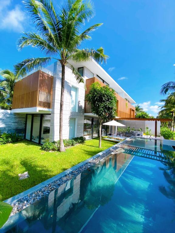 Bazén v ubytování Phoenix Pool Villa Phu Quoc nebo v jeho okolí