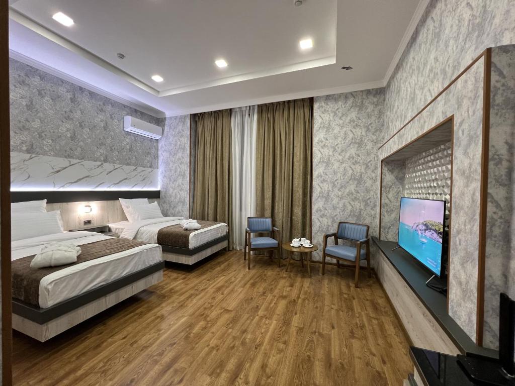 TV a/nebo společenská místnost v ubytování Ada Hotel