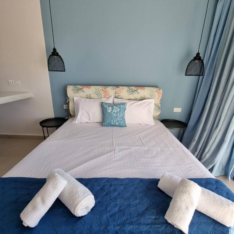 Postel nebo postele na pokoji v ubytování Julietta Suites