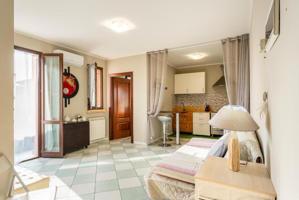 1 dormitorio pequeño con 1 cama y cocina en Casa Olly en Montecatini Terme