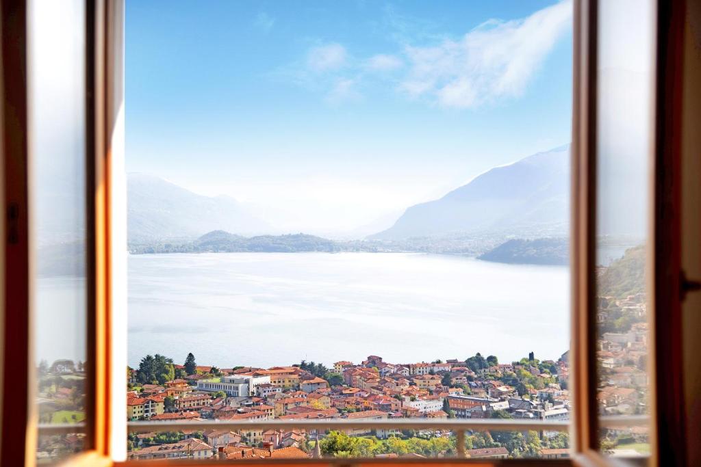 Elle offre une vue sur la ville et le lac depuis sa fenêtre. dans l'établissement Casa Suono del Sole, à Consiglio di Rumo