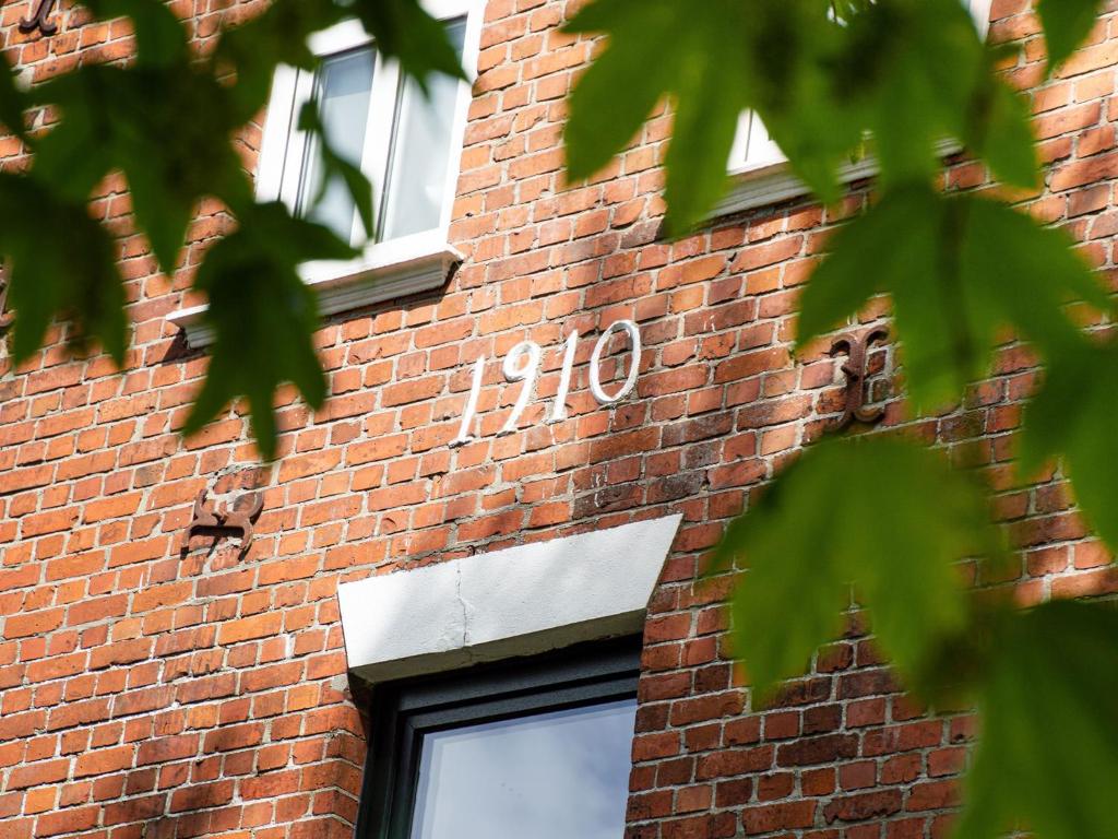 un edificio di mattoni senza insegna di "Landgalerie" in Gribbohm nähe Wacken a Gribbohm
