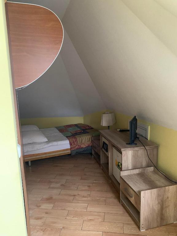 Postel nebo postele na pokoji v ubytování Irmeni Hotel