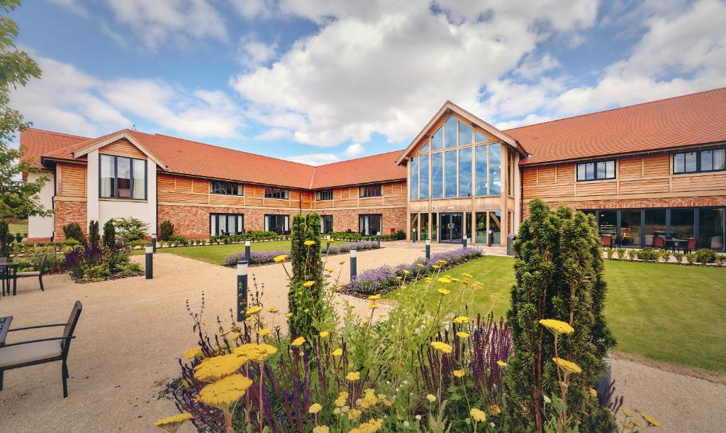 um edifício com um jardim em frente em Sandburn Hall em York