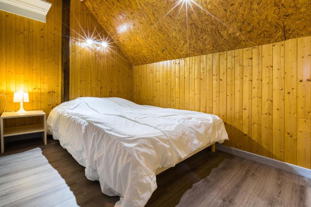 Postel nebo postele na pokoji v ubytování Chalets de la Wormsa