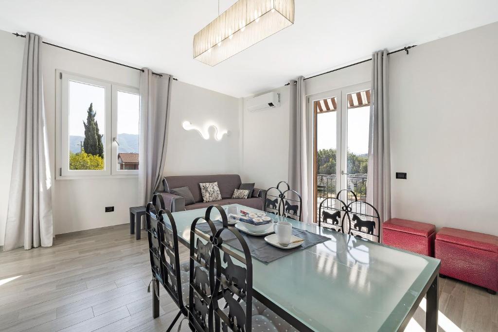 een woonkamer met een tafel en stoelen en een bank bij Cà de Anto in Cisano sul Neva