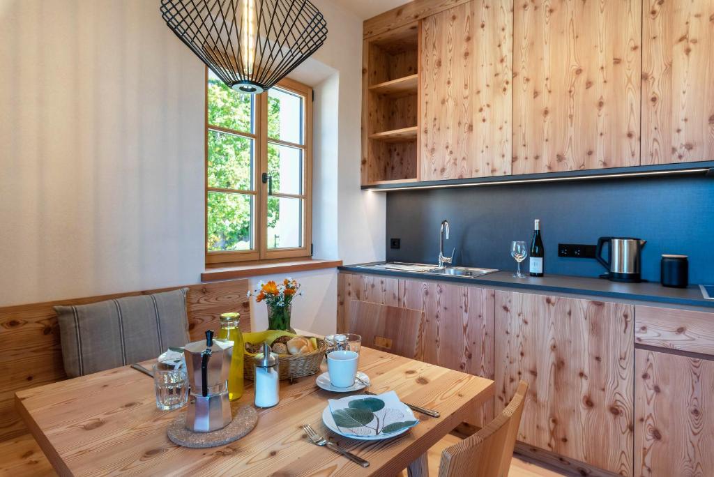 eine Küche mit einem Holztisch und einer Holztheke in der Unterkunft Hof im Thal Apt Linde in Aldino
