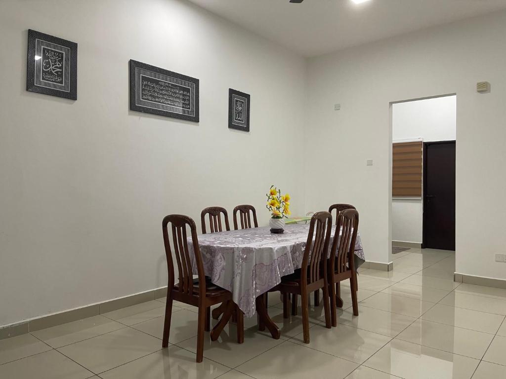 a dining room with a table and chairs at MMG D'Bertam Homestay For Malay Only in Kampong Permatang Durian