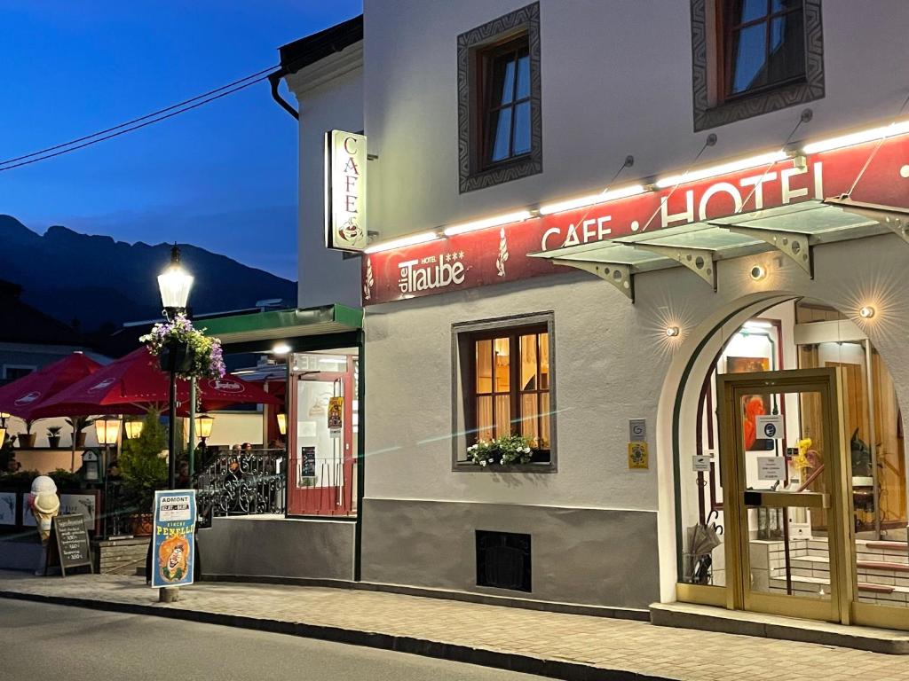 Nespecifikovaný výhled na hory nebo výhled na hory při pohledu z hotelu