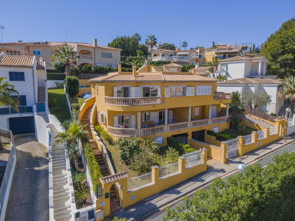 una vista aérea de una casa amarilla en Villa Arata, en Alcanada