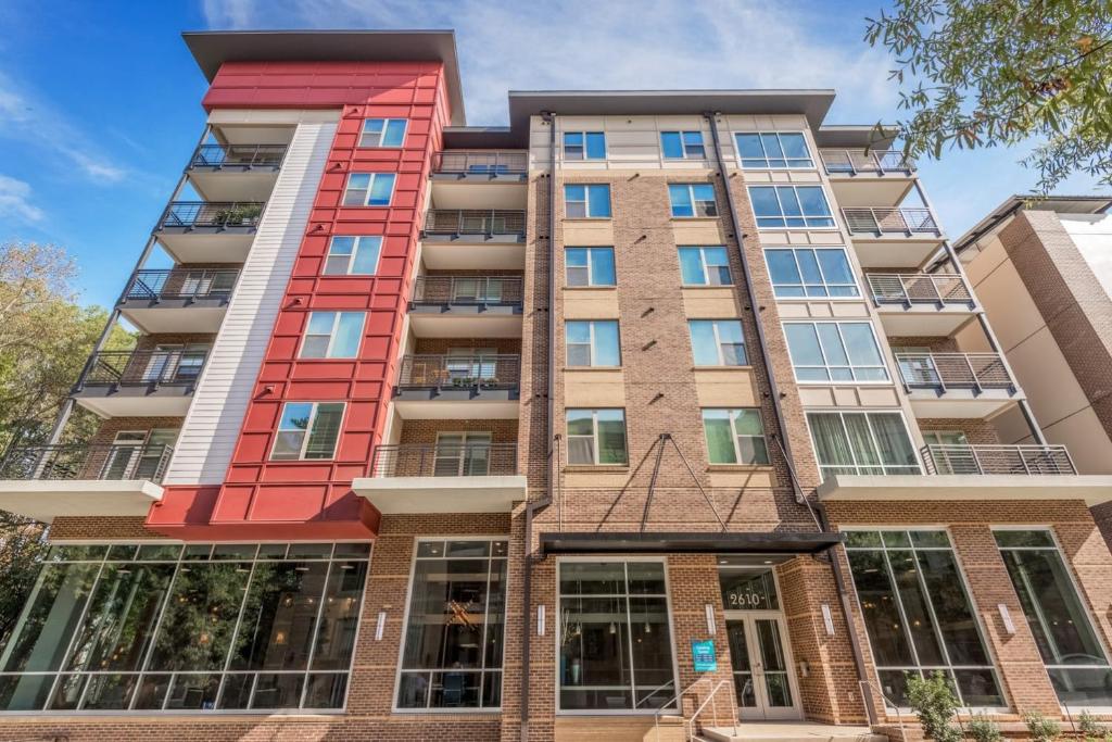 um edifício de apartamentos com vermelho e branco em Modish and Spacious Apartments at The Exchange on Erwin in Durham, North Carolina em Durham