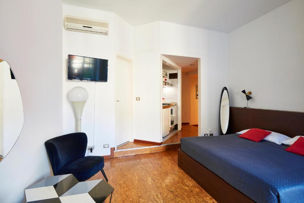 ミラノにあるStellar 70 Style Studio with Terrace-Heart of Milanのベッドルーム(青いベッド1台、椅子付)