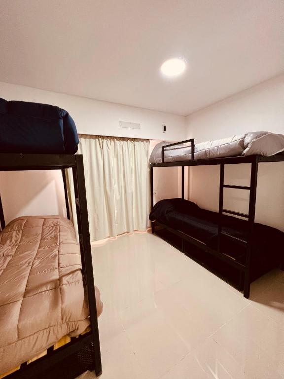 Postel nebo postele na pokoji v ubytování Black Star Art Hostel