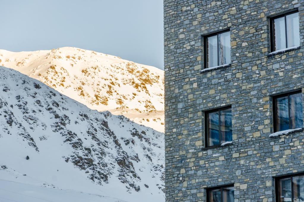 Nespecifikovaný výhled na hory nebo výhled na hory při pohledu z hotelu