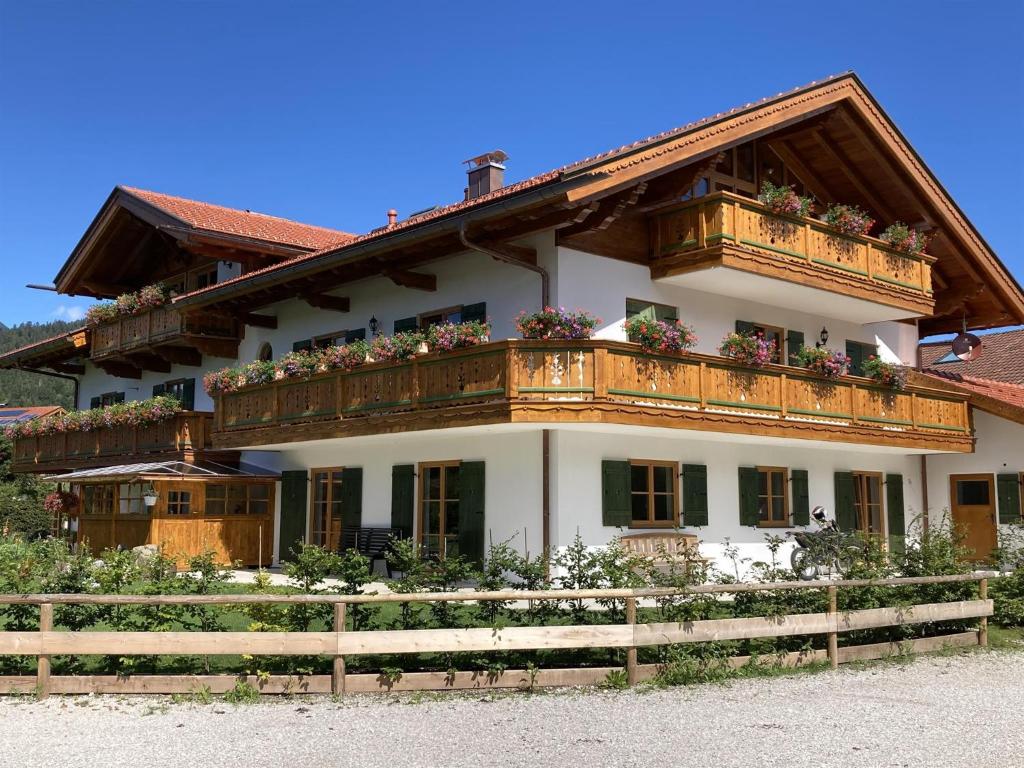 una casa con un balcón encima en Ferienwohnungen Anton Geierstanger, en Wallgau