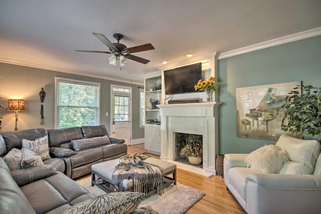 Posezení v ubytování Columbia Cyclist Escape USC and Fort Jackson!