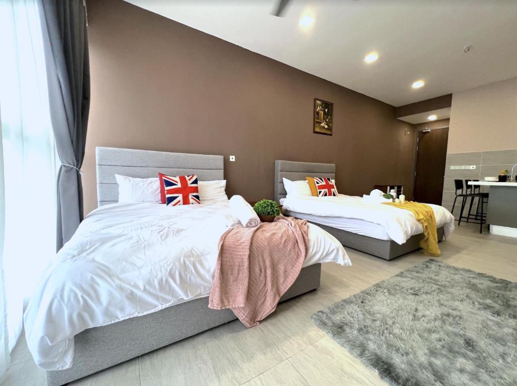 um quarto com 2 camas com edredões brancos em FREE PARKING # 2 Bed Family BellSuite - Sepang KLIA Kota Warisan em Sepang