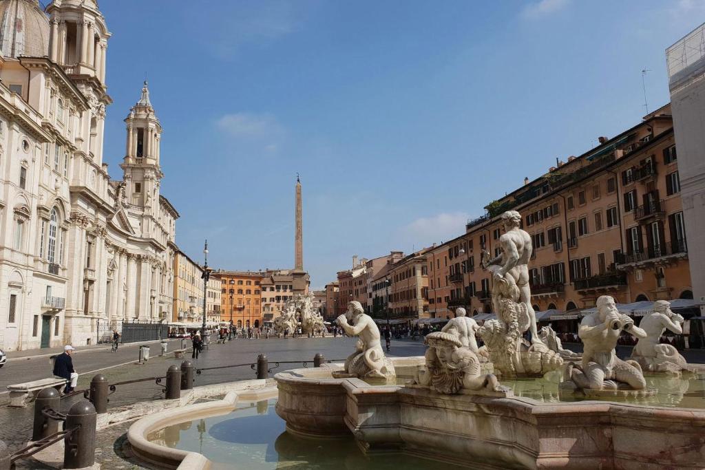 einen Brunnen mitten in einer Straße in einer Stadt in der Unterkunft Casa Arco della Chiesa Nuova - Pantheon & Navona in Rom