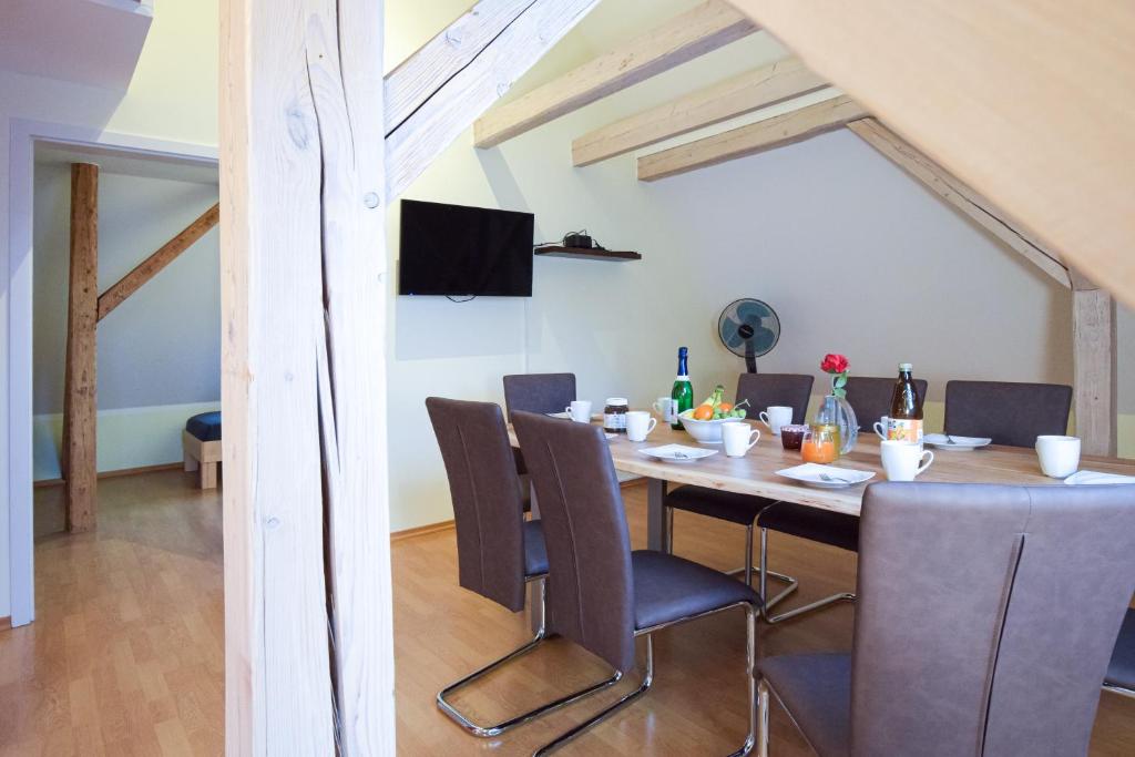 Un comedor con mesa y sillas en Premium Style, en Günzburg