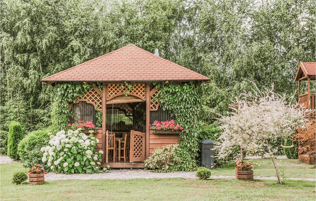 Vonkajšia záhrada v ubytovaní Nice Home In Wegorzewo With Sauna