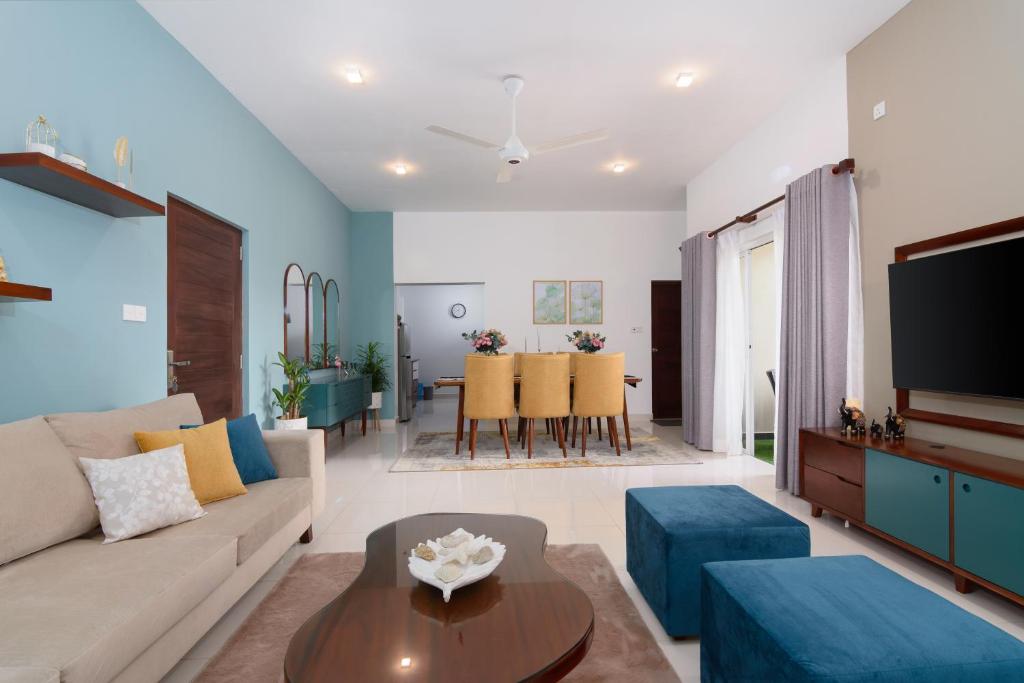 The Luxury Nest في ماهاراغاما: غرفة معيشة مع أريكة وطاولة