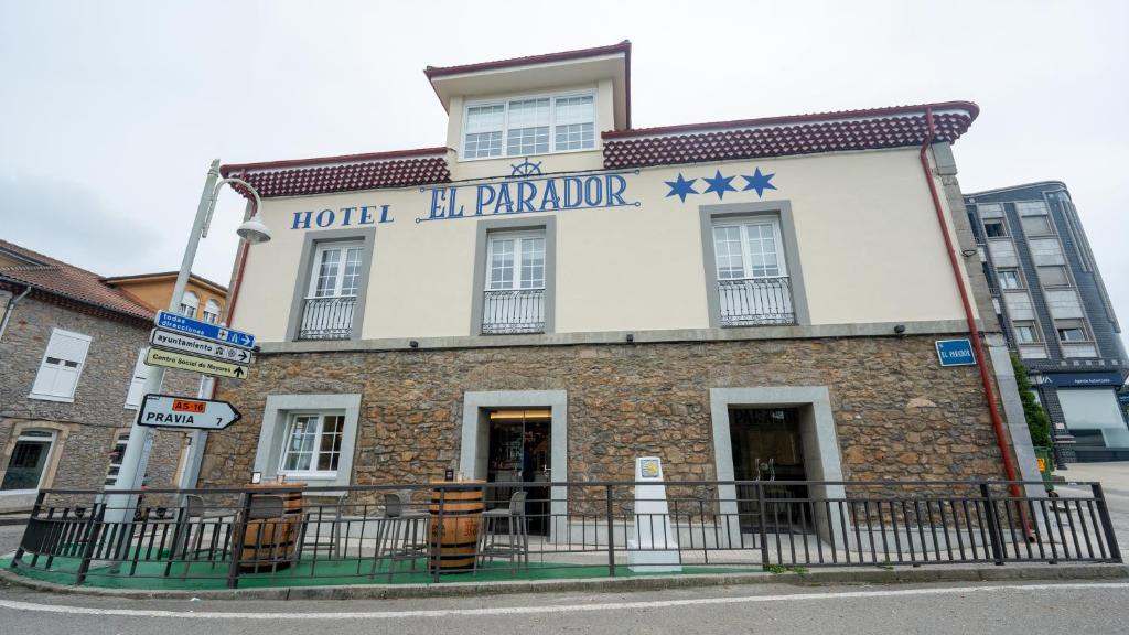 um sinal de epidemia de hotéis na frente de um edifício em Hotel El Parador em Soto del Barco