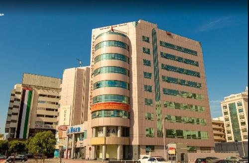 un grand bâtiment dans une ville avec de nombreux bâtiments dans l'établissement Al Zahabiya Hotel Apartments, à Dubaï