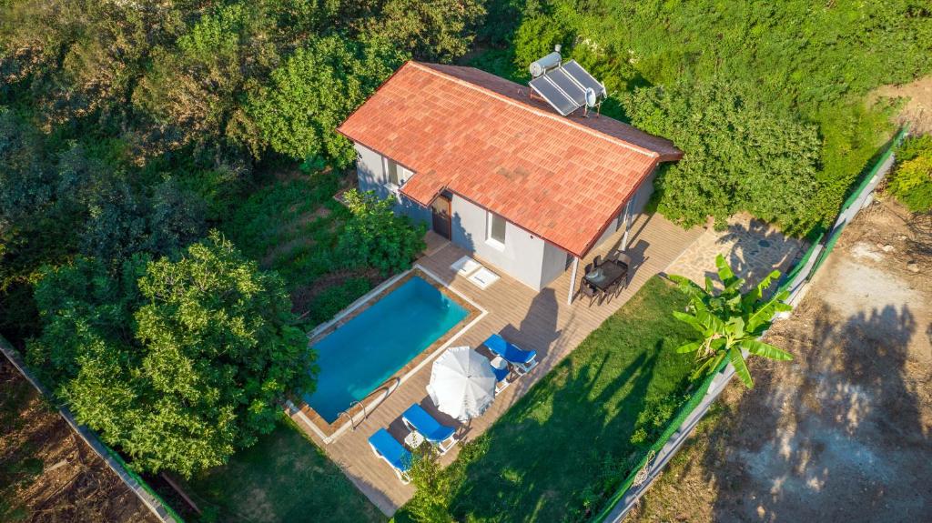 een uitzicht op een huis met een zwembad bij Kayaköy İncir villa özel yüzme havuzlu in Fethiye