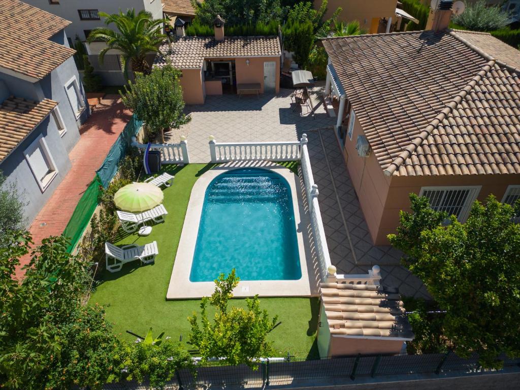 uma vista superior de uma piscina num quintal em La perla de oasis em Llíria