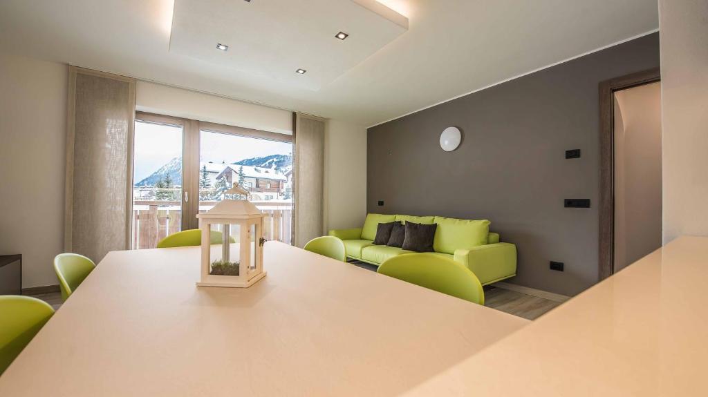A seating area at Chalet 4 Stagioni