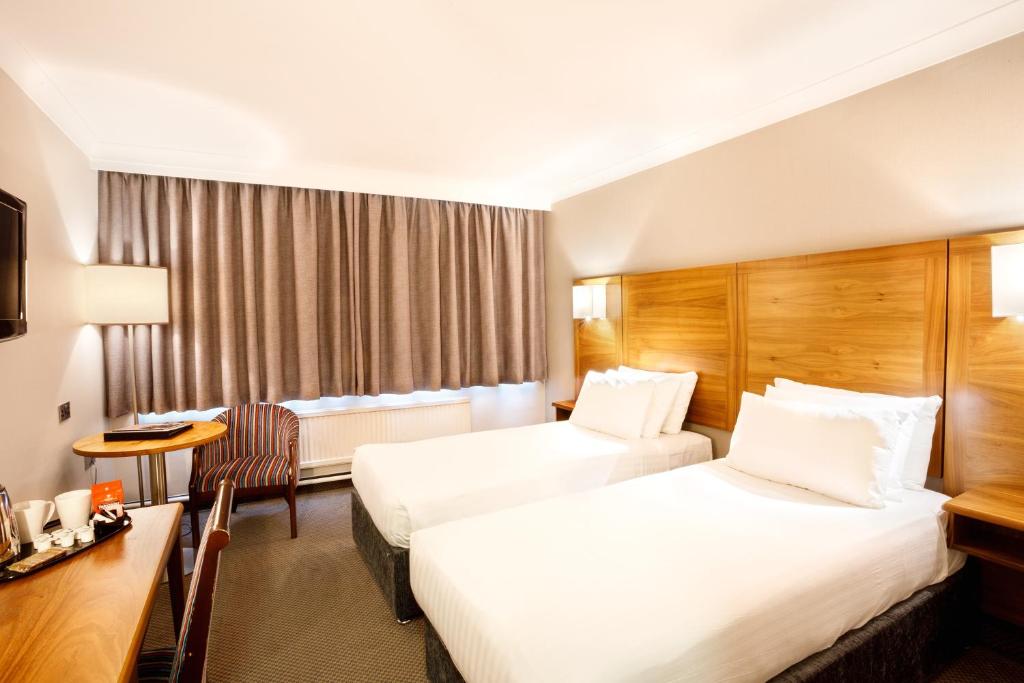 Postel nebo postele na pokoji v ubytování Cedar Court Hotel Huddersfield