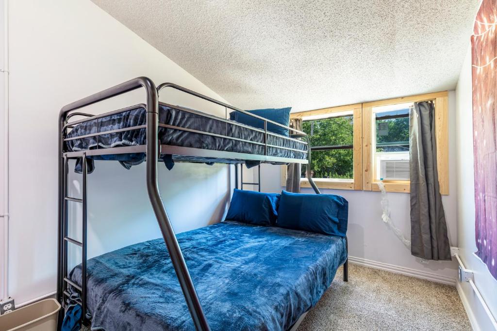 Postel nebo postele na pokoji v ubytování Old Texas Bunkhouse