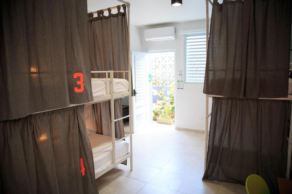 Postel nebo postele na pokoji v ubytování Nomada Beach Hostel- Isla Verde