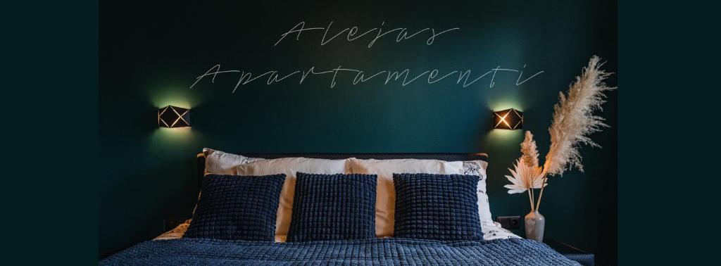 Augšlīgatne的住宿－Alejas apartamenti，一间卧室配有一张带深绿色墙壁的床