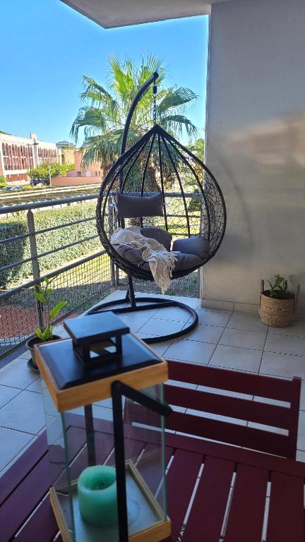 - une balançoire installée au-dessus d'un balcon dans l'établissement Appartement 63 m2, tout confort, climatisé., à Saint-Cyprien