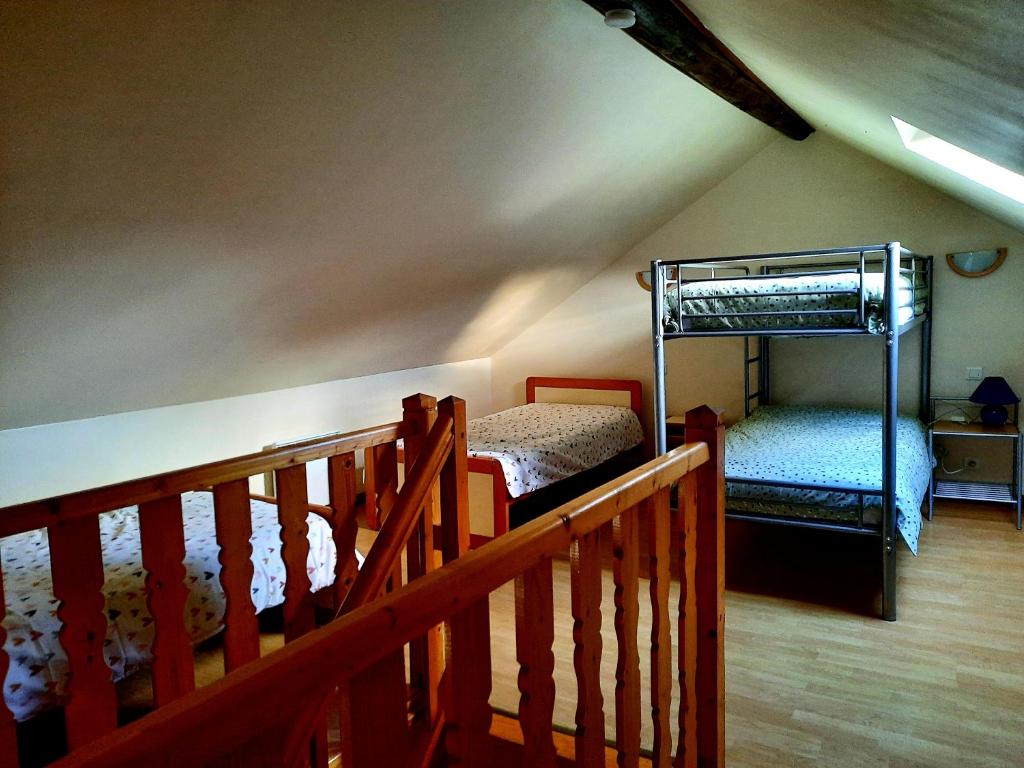 Zimmer mit 2 Etagenbetten und einer Treppe in der Unterkunft Gîte l'envol in Belval