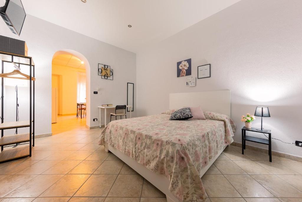 um quarto com uma cama e uma mesa em La Gioiosa - Top Location - Modern Apartment Near Metro Bengasi em Turim