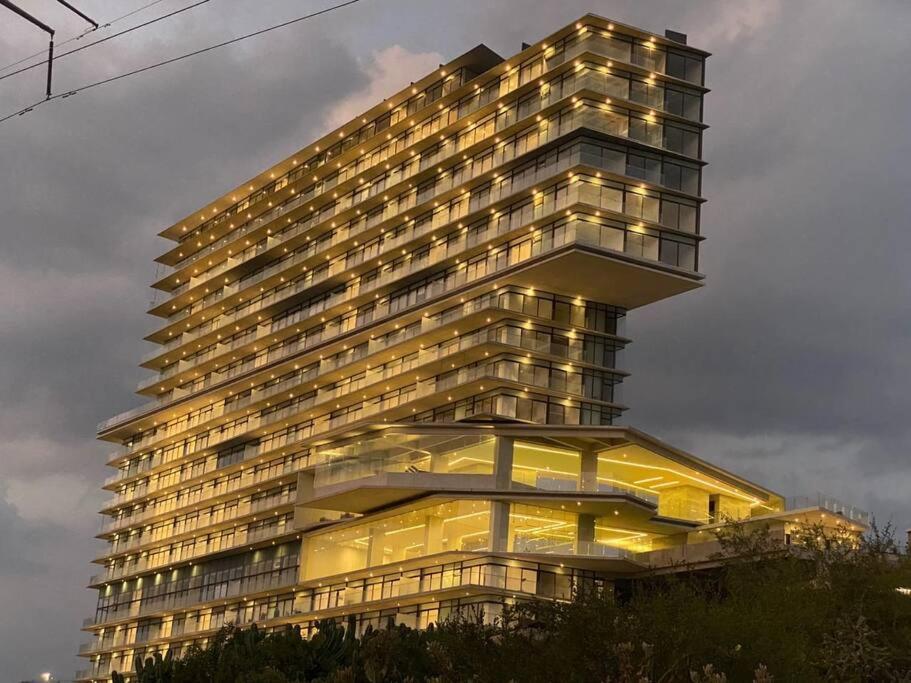a large tall building with lights on at Queretaro Dep de lujo, para 5 o 6 huéspedes, alberca in Querétaro