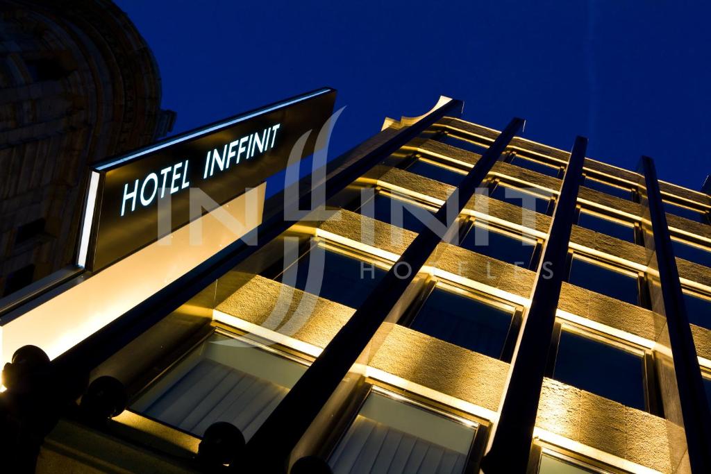 ビーゴにあるホテル インフィニートのホテルの目の前にインフィニティサインが表示されている建物