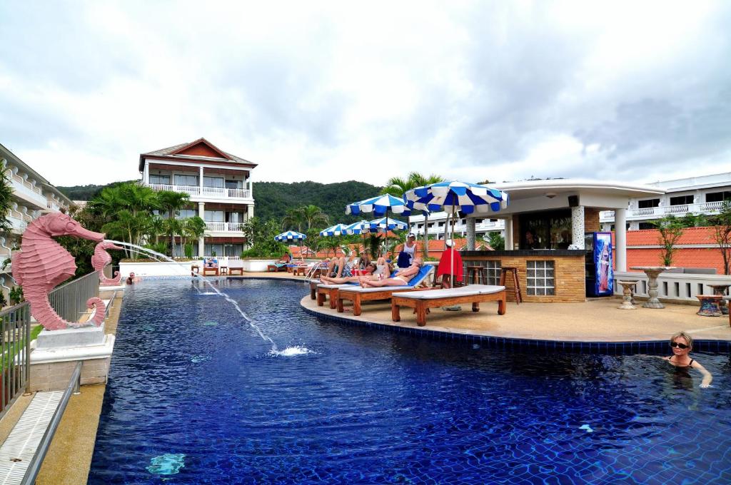 Bazén v ubytování Karon Princess Hotel SHA EXTRA Plus nebo v jeho okolí