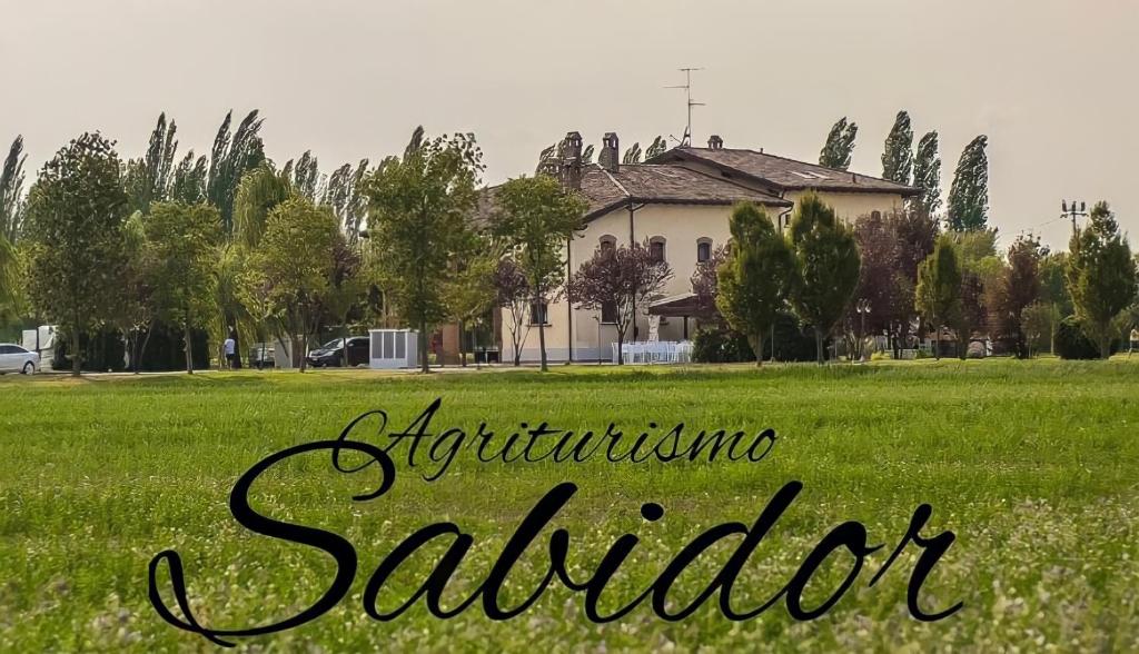 een huis in een veld met de woorden landbouw voorstad bij Agriturismo Sabidor in Malalbergo