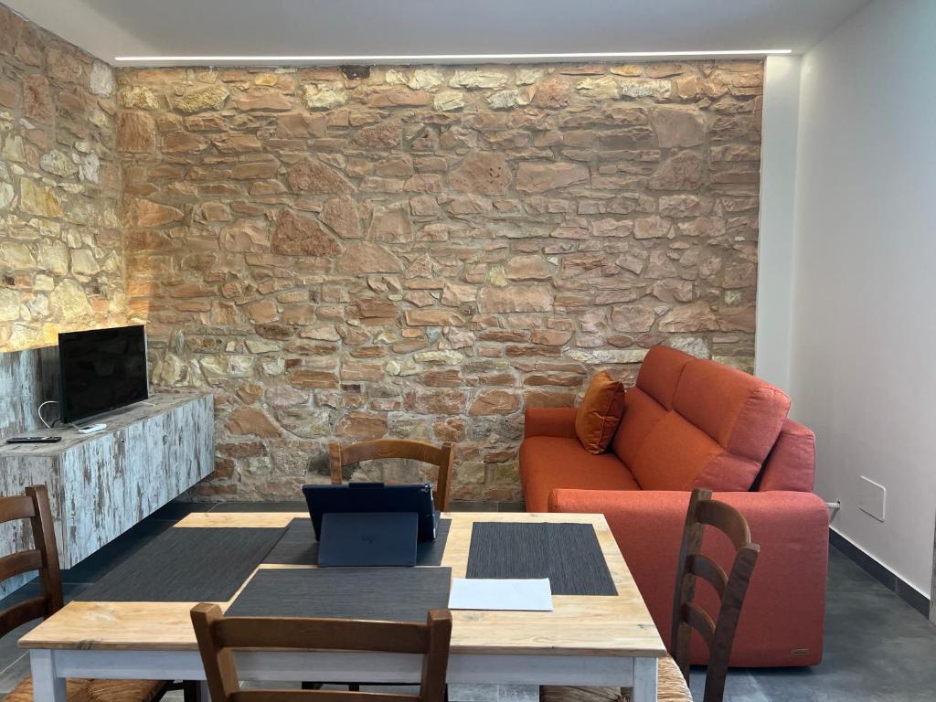 uma sala de estar com um sofá e uma mesa em Al Piano Terra em Ancona