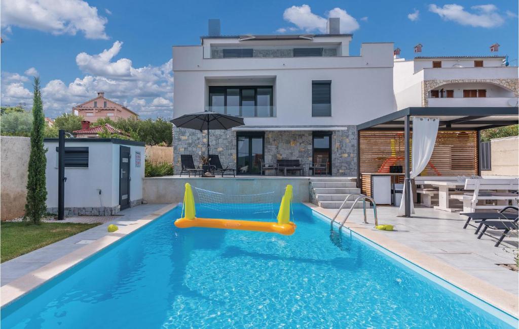 einem Pool mit Rutsche vor einem Haus in der Unterkunft Pet Friendly Home In Kornic With Kitchen in Kornić