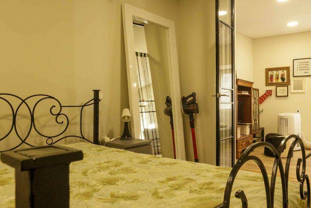 um quarto com uma cama grande e um espelho em Apartamento Almirante T1 by YHA em Tavira