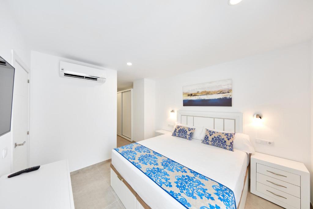 Postel nebo postele na pokoji v ubytování Sonrisa Deluxe Apartments, Levante