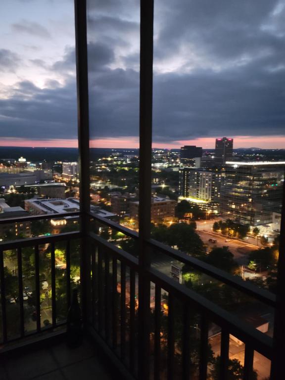 een balkon met uitzicht op de stad 's nachts bij Modern Designed DTWN Condo with a 99 percent Walk Score in Atlanta
